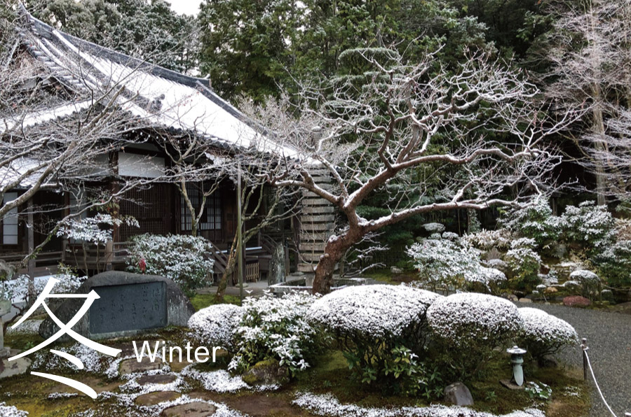 冬-Winter　うっすらと雪の積もった本堂