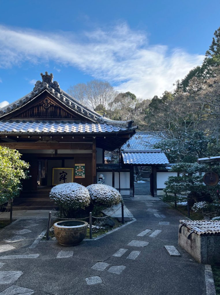 うっすらと雪をかぶった大方丈入り口