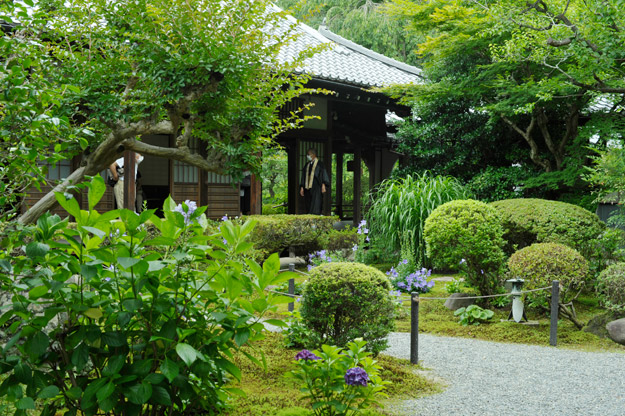 書院の廊下を歩く住職