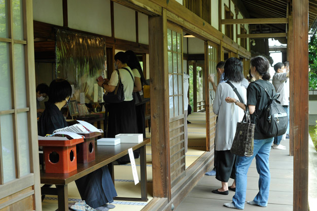 大方丈の書院の受付と御朱印授与に集う参拝者の皆さん