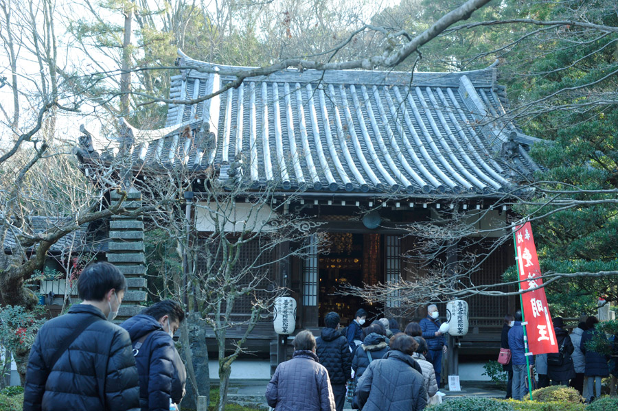 泉涌寺七福神巡りの新善光寺本堂に集まる参拝者