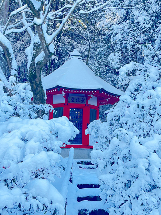 雪に包まれた愛染堂