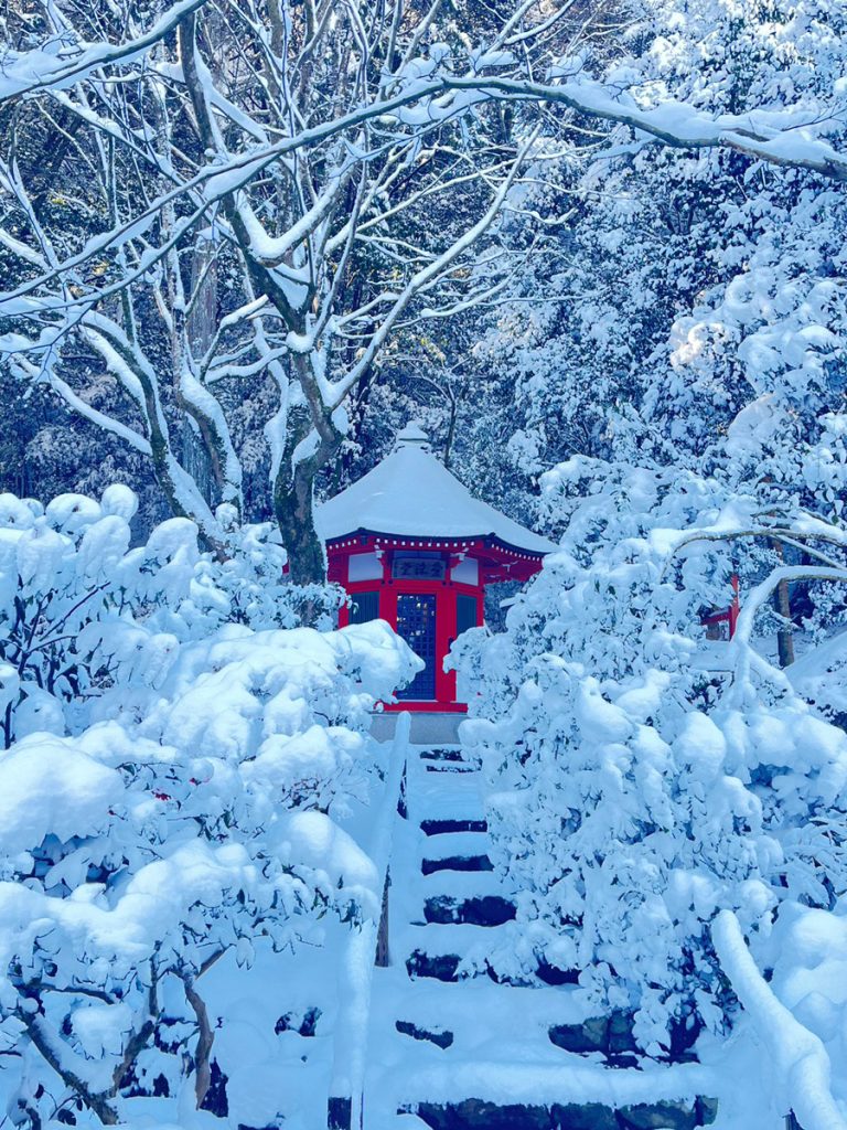 雪に包まれた愛染堂